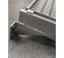 Schůdek dvoustupňový  - výklopný 620/516, žzink, kvalitní 3D protiskluz, nezakrývá SPZ (3)